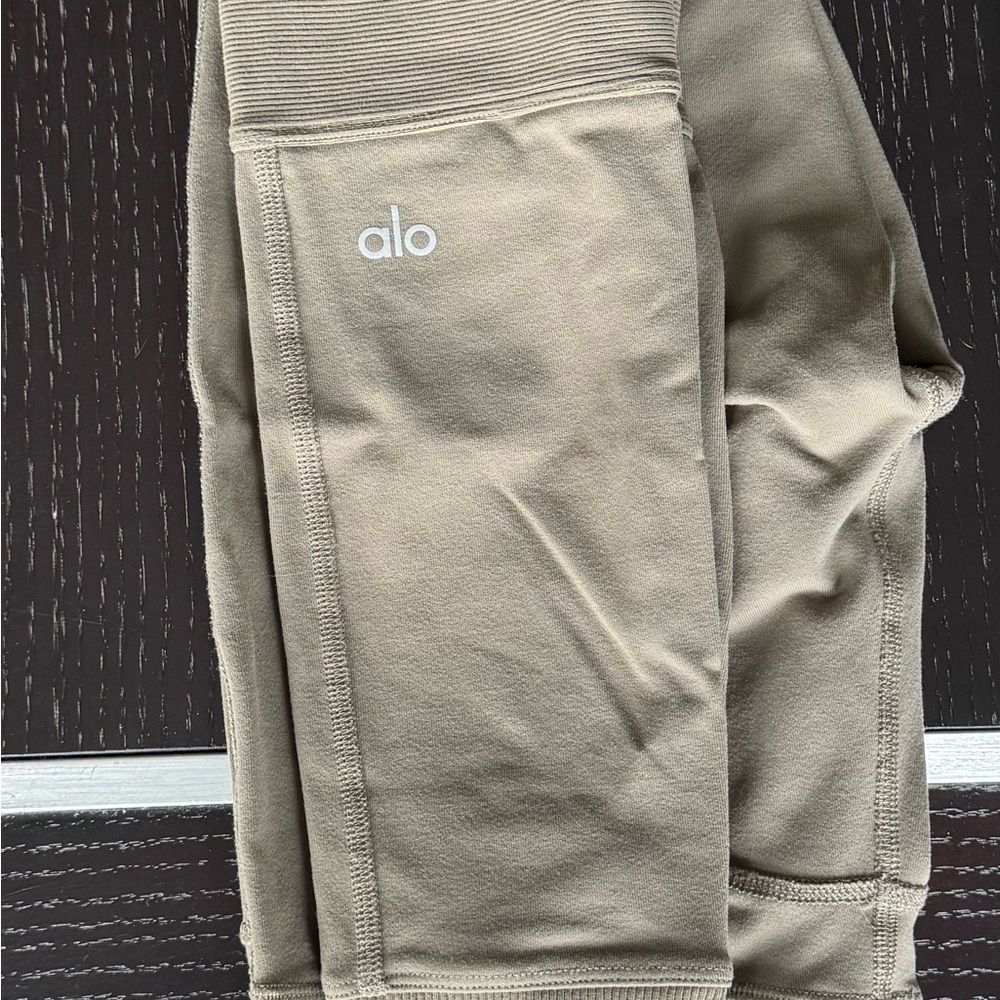 ALO Yoga High-Waist Avenue Legging in Olive Branch - Picture 3 of 3